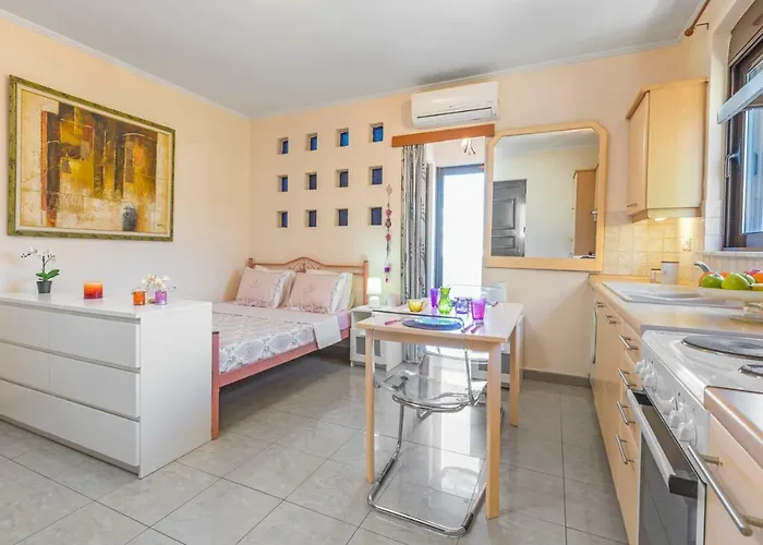 1-Sea View Beach Studio For 2 In The City Centre!
